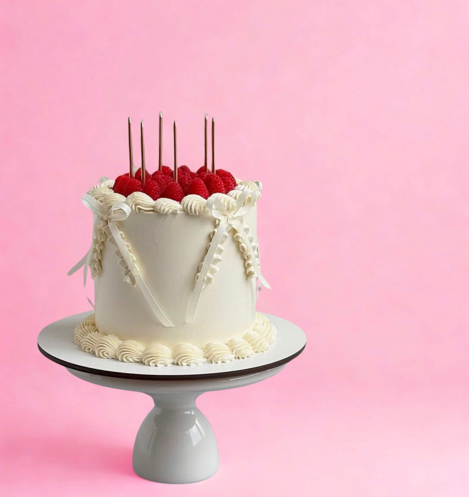 Round Vintage Cake with Berries